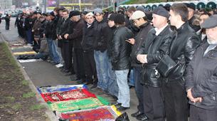 Moskova'da 70 bin kişi sokakta bayram namazı kıldı
