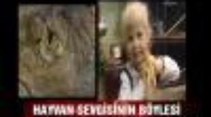 4 yaşındaki Margarita timsah ile oynuyor